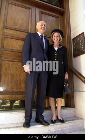 Le chef du parti conservateur, Iain Duncan Smith quitte sa maison de Londres avec son épouse Betsy pour assister à la Denis Thatcher service commémoratif, Octobre 2003 Banque D'Images