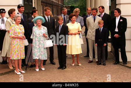 Reine Mère 94e anniversaire avec d'autres membres de la famille royale à l'extérieur de la Clarence House Princess Margaret le Prince Charles l'Île-du Prince Andrew La reine Elizabeth la princesse Anne et le Commandant Tim Lawrence, le prince Harry et le Prince William Août 1994 Banque D'Images