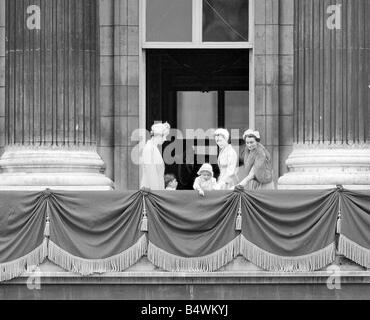 La princesse Margaret avec le Prince Charles et la Princesse Anne pointant sur le balcon du palais de Buckingham après la parade de la couleur Banque D'Images