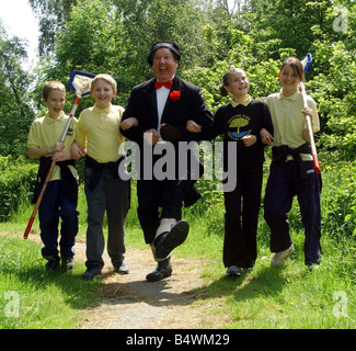 Jimmy Cricket à Belvoir Bois Juin 2003 Jimmy Cricket dans Belvoir Belvoir en bois avec les élèves de l'école primaire James Stewart Andrew Johnston Rebecca Milburn et Carrie Lally Banque D'Images