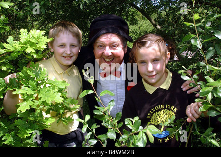 Jimmy Cricket à Belvoir Bois Juin 2003 Jimmy Cricket dans le Woodland Trust s'inspirer à bois Belvoir écoliers à propos de Woodland et de la nature avec les élèves de PS Belvoir Andrew Johnston et Rebecca Milburn Banque D'Images