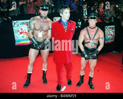 MTV Music Awards Novembre 1996 Julian Clary assiste à la remise des prix avec deux modèles Banque D'Images