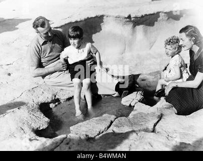 Le Prince Charles et la Princesse Anne avec Earl et Lady Mountbatten à Malte où ils sont restés une semaine avant que le Yacht Royal les a amenés à Tobruk pour rencontrer la reine et le duc d'Édimbourg après la tournée du Commonwealth Avril 1954 dbase Banque D'Images