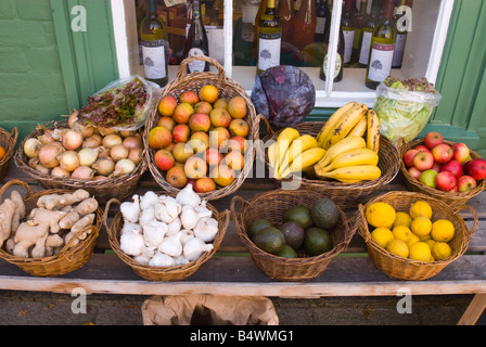Une sélection de fruits frais pour la vente à l'extérieur d'une boutique vendant des produits bio Banque D'Images