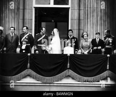 La princesse Anne, la fille de la reine Elizabeth après son mariage avec le capitaine Mark Phillips, de la Queens Dragoon Guards à l'abbaye de Westminster le couple est debout sur le balcon du palais de Buckingham après le petit-déjeuner de mariage avec de grands et Mme Peter Phillips groomsman Capitaine Eric Motif chasseur l'Mark Phillips et Anne Le Prince Charles bridesmaid Lady Sarah Armstrong Jones La reine Elizabeth et le Prince Philip Prince Andrew Novembre 1973 Banque D'Images