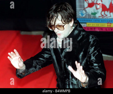 Jarvis Cocker chanteur principal du groupe anglais Pulp au MTV Europe Music Awards à Alexandra Palace Novembre 1996 Banque D'Images