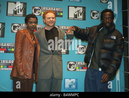 Mick Hucknall Singer avec deux membres de The Fugees Lauryn Hill et Wyclef au MTV Europe Music Awards Novembre 1996 Banque D'Images