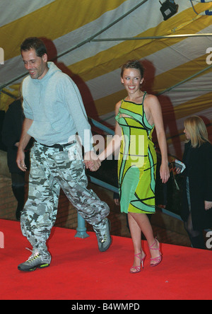 La chanteuse pop Kylie Minogue et un nouveau copain mystère au MTV Awards à Alexandra Palace Londres Novembre 1996 Banque D'Images