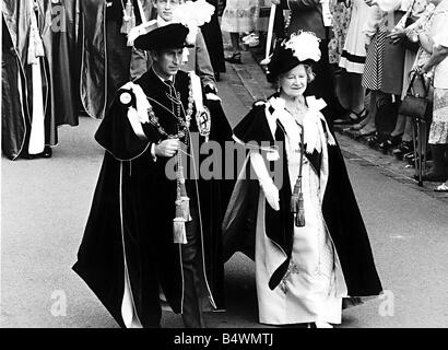 Reine mère MSI accompagné par le Prince Charles se rend à la Chapelle St Georges pour le service annuel des Chevaliers Compagnons de la plus noble Ordre de la jarretière au château de Windsor Juin 1978 Banque D'Images