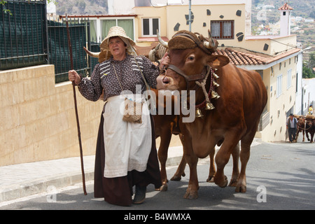 Femme espagnole avec taureaux de Fiesta del Pino in Firgas sur Gran Canaria dans les îles Canaries Banque D'Images