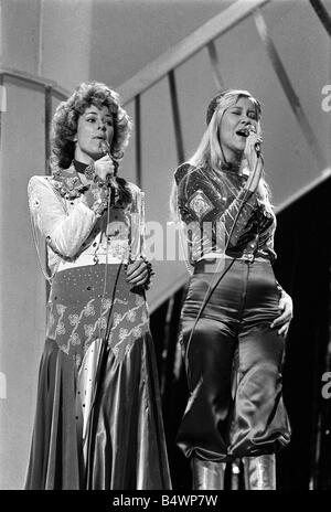 Le concours Eurovision de la chanson en avril 1974 Abba les années 70, groupe de pop suédois composé de Benny Frida Bjorn et Anna qui ont participé à l'Eurovision 1974 avec la chanson Waterloo Les deux filles chanter et gagner pour la Suède 0704 1974 Banque D'Images