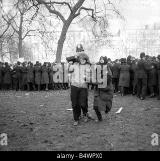 Un manifestant est emmenée lors d'émeutes à 'nous', de l'Ambassade, Grosvenor 'carre' sur le conflit du Vietnam. Mars 1968 Banque D'Images