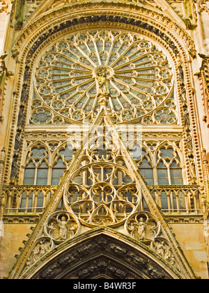 Détails architecturaux complexes en rosace et de l'auvent d'entrée avant de la cathédrale de Rouen France UE Banque D'Images