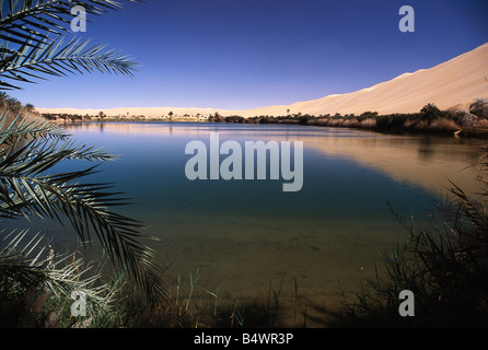 Umm Il Mara est la plus grande de l'Ubari lacs Ubari dans la mer de sable, désert du Sahara, la Libye. Banque D'Images