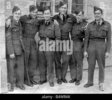 Les membres de la RAF qui ont séjourné dans un camp de prisonniers allemands ont été libérés et que les Russes en Allemagne avancée sourire dès leur retour en Angleterre pendant la Seconde Guerre mondiale qu'ils sont R 2l agent Pliot vol Brooks Sargeant W S McPhail Peter Nevines Sargeant Vol Vol et Tweddle Sargeant Naysmith Mars 1945 Banque D'Images