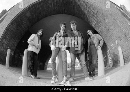 Les STRANGLERS vu ici avant leur concert de musique punk Manchester Divertissement Juin 1977 Banque D'Images