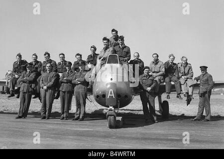 La Royal Air Force d'avions de Havilland Vampire Mai 1951 d'un escadron de pilotes et leurs équipes au sol et le personnel et de s'asseoir autour de stand Banque D'Images