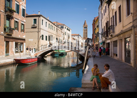 Cool pittoresque et ombragé côté local street et canal à Venise Banque D'Images