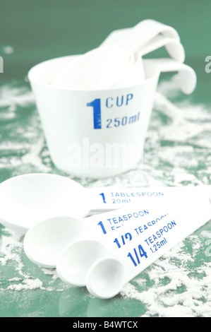 Tasses à mesurer isolé sur fond vert Banque D'Images