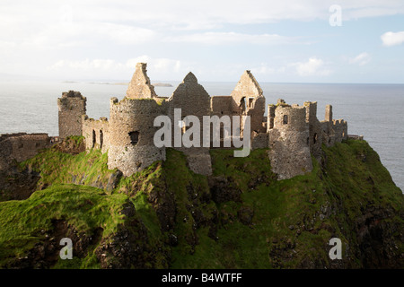 Le château de dunluce sur la côte nord d'Antrim county antrim irlande du nord uk Banque D'Images