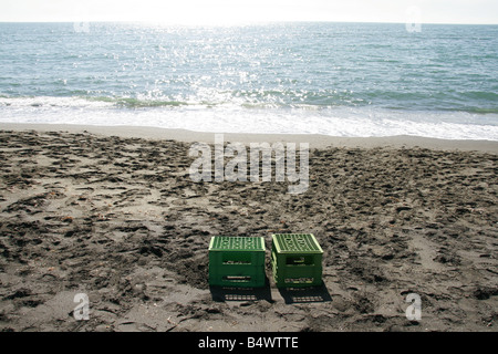 Deux caisses en plastique sièges chaises sur la plage vide Banque D'Images