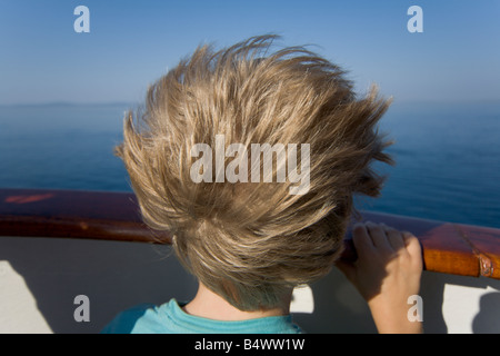 Le vent souffle dans les cheveux de sept ans sur le ferry de Split à Hvar Croatie Banque D'Images