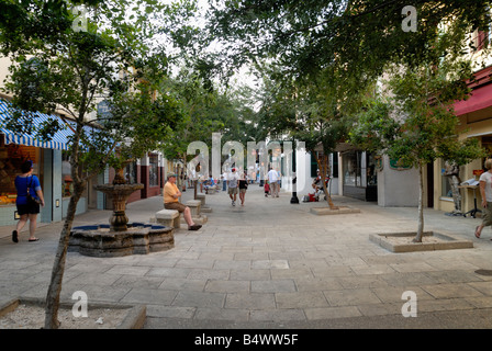 Les acheteurs des piétons sur la rue George Street, St Augustine en Floride Banque D'Images