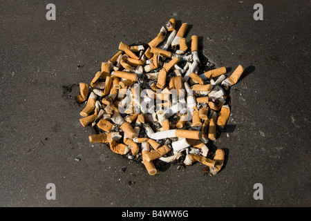 Mégots dans bin England UK Royaume-Uni GB Grande-bretagne Îles britanniques Europe EU Banque D'Images