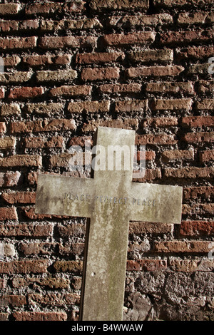 Lieu Lieu idéal inscription phrase mots sur ancienne croix en pierre tombale cimetière protestant, Rome Banque D'Images