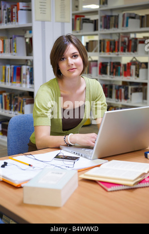 Young woman working in library Banque D'Images