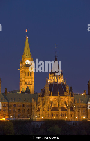 Vue sur la Colline du Parlement vu de la Pointe Nepean au crépuscule dans la ville d'Ottawa, Ontario, Canada. Banque D'Images