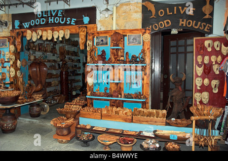 Une boutique de souvenirs vendant des souvenirs fabriqués à partir de bois d'olive, dans la vieille ville de Rethymnon Crète Grèce Septembre 2008 Banque D'Images