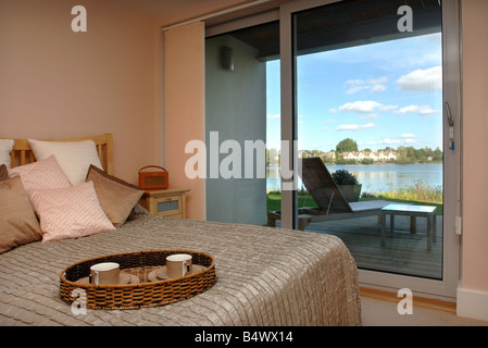 Une CHAMBRE AVEC UN BALCON DANS UN APPARTEMENT AU BORD DE L'EAU À LA LOWER MILL ESTATE PRÈS DE CIRENCESTER GLOUCESTERSHIRE UK Banque D'Images