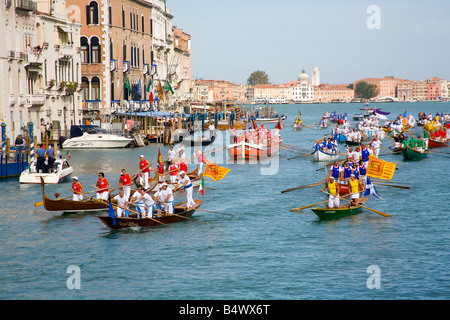 Bateaux sur le Grand Canal à Venise pour la régate historique qui a lieu chaque septembre Banque D'Images