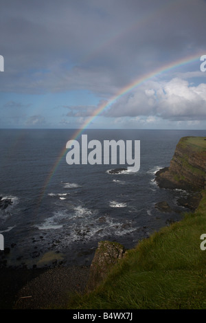 Arc-en-ciel sur les falaises sur la route côtière de la chaussée nord antrim county antrim irlande du nord uk Banque D'Images