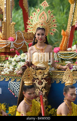 Équipage de l'une des barges décorées à la parade au cours de la célébration dans Bang Bua Rap Plee Samut Prakan province Thaïlande Banque D'Images