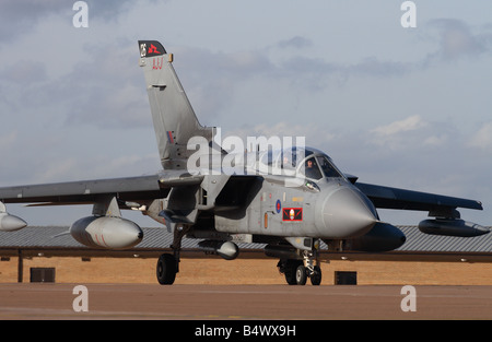 Royal Air Force RAF Tornado Gr4 jet fighter bomber avec ravitaillement en vol des aéronefs dans la sonde sur le côté gauche du 617 e Escadron Banque D'Images