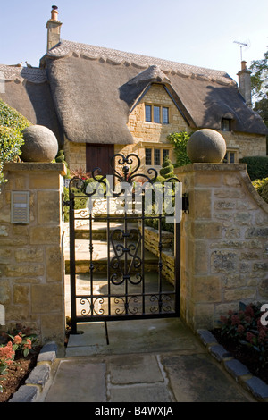 Porte en fer forgé à l'avant du chalet, Cotswolds Banque D'Images