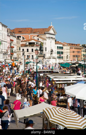 Étals et boutiques le long du bord de la lagune de Venise Italie Banque D'Images