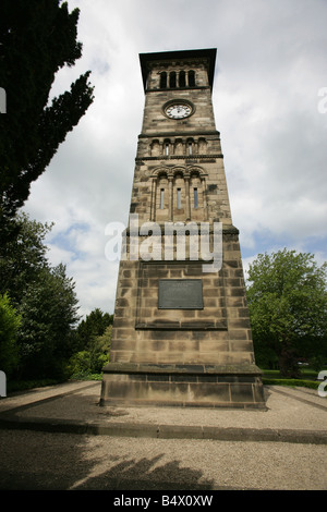 Ville de Lichfield, Angleterre. La Joseph Potter conçu 19e siècle Tour de l'Horloge près de Lichfield's Friary Gardens. Banque D'Images