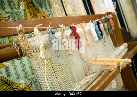 Les laines de couleur sur un métier utilisés pour la fabrication des tapis et carpettes indien, New Delhi, Inde Banque D'Images