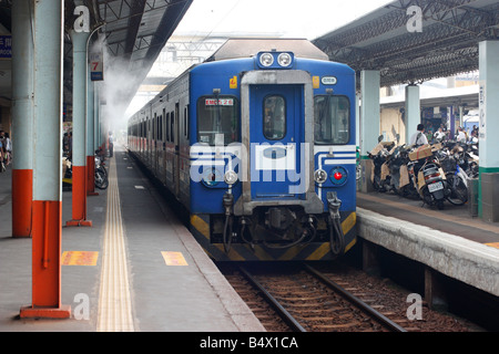 Un train quittant la gare. Banque D'Images