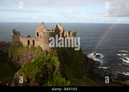 Le château de dunluce avec Rainbow et le nord de la côte d'Antrim county antrim Irlande du Nord Royaume-Uni un les lieux de tournage de Game of thrones Banque D'Images