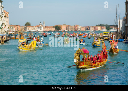 Bateaux sur le Grand Canal à Venise pour la régate historique qui a lieu chaque septembre Banque D'Images