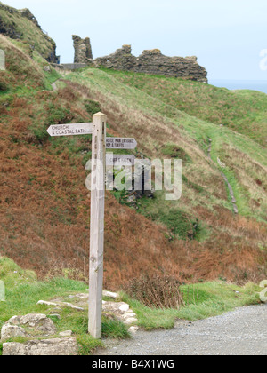 Panneau en bois à Tintagel avec partie de la mur de château en arrière-plan Banque D'Images