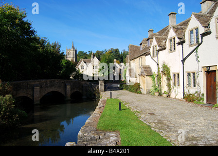 The main Street et Bybrook River, Castle Combe, Wiltshire, Angleterre, Royaume-Uni Banque D'Images