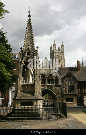 Ville de Gloucester, en Angleterre. Monument de l'évêque Hooper au St Mary's Square avec St Mary's Gate et de la cathédrale de Gloucester. Banque D'Images