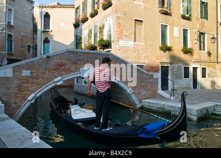 Gondolier au pont Santa Maria Nova, Campo Santa Maria Nova, Cannaregio, Venise, Italie. Banque D'Images