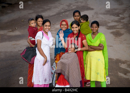 Un groupe de jeunes filles indiennes en saris colorés sur leur chemin vers le temple, Ranthambore Fort, Rajasthan Inde Banque D'Images