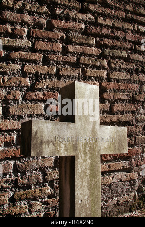 Lieu Lieu idéal inscription phrase mots sur ancienne croix en pierre tombale cimetière protestant, Rome Banque D'Images